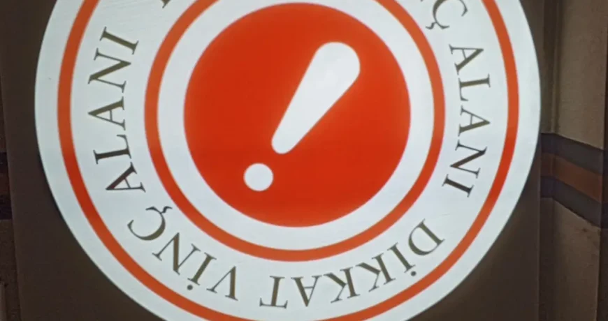 Autoliv Fabrikalarında İş Güvenliği İçin Logo Yansıtma Cihazları: Karşılıklı Kazanımlar 1 AUTTOLLIV