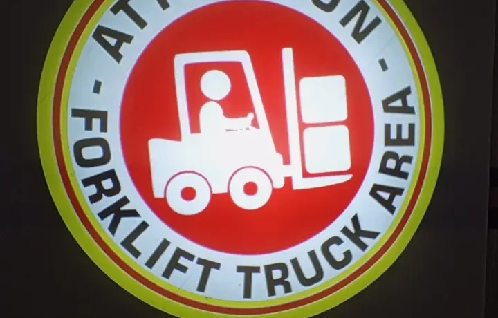 Anadolu Isuzu Fabrikalarında İş Güvenliği İçin Logo Yansıtma Cihazları: Ortak Güvenliğe Katkı 1 FB