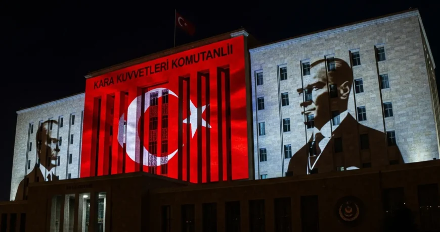 Kara Kuvvetleri Komutanlığı Karargah Binalarına Yansıtılan Türk Bayrağı ve Atatürk Resmi Logolarının Derin Anlamı ve Önemi 1 KARA KUVVETLERI