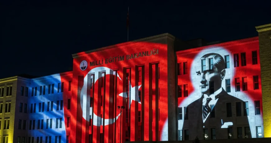 Milli Eğitim Bakanlığı Karargah Binalarına Yansıtılan Türk Bayrağı ve Atatürk Resmi Logolarının Derin Anlamı ve Önemi 1 MILLI EGITIM BAKANLIGI