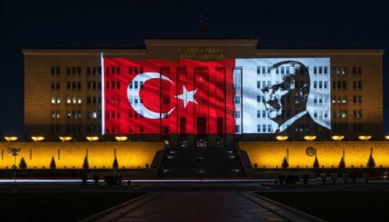 Milli Savunma Bakanligi Karargah Binalarina Yansitilan Turk Bayragi ve Ataturk Resmi Logolarinin Derin Anlami ve Onemi