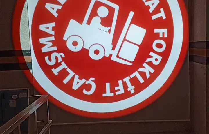 Coca-Cola Fabrikalarında İş Güvenliği İçin Logo Yansıtma Cihazları: Güvenliğe Yansıyan İnovasyon ve Ortak Başarı 1 SD