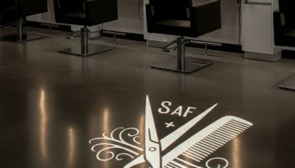 Kuaförler İçin Logo Yansıtma Cihazları: Şık Görsellerle Gelen Müşteri Çekimi ve Modern Salon İmajı 6 kuaforler e1754638187121