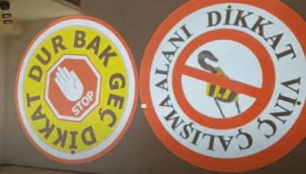DUR BAK GEÇ , Dikkat vinç çalışma alanı , fabrikalarda iş güvenliği yansıtma cihazları , logoyansit 1 dikkaat