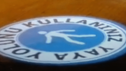 Yaya Yolunu Kullan Forsforlu Kıyafet Giy Uyarı Işıkları Yansıt 9 jil