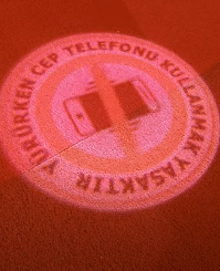 Kırmızı Halıya Logo Yansıtın Sanal Güvenlik Projektörü ile Güvenliğinizi Artırın 11 kirmizi tel