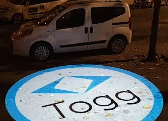 Togg Logosunu Kaldırıma HD Kalitede Yansıtın! | Logo Yansıt 1 www.logoyansit.comtogg1