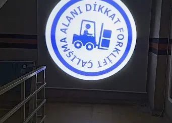 Dikkat Forklift Var Yaya Yolunu Kullan, Fabrika yaya yolları uyarı ışıkları logo yansıt cihazı 9 www.logoyansitis.comguvenligi4