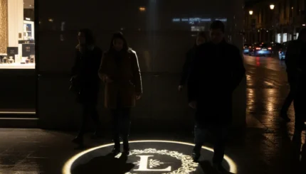 Kaldırımda Lüks Bir Dokunuş: Lumas Parfüm Neden Logo Yansıtı Seçti? 2 Gemini Generated Image b1qkawb1qkawb1qkk