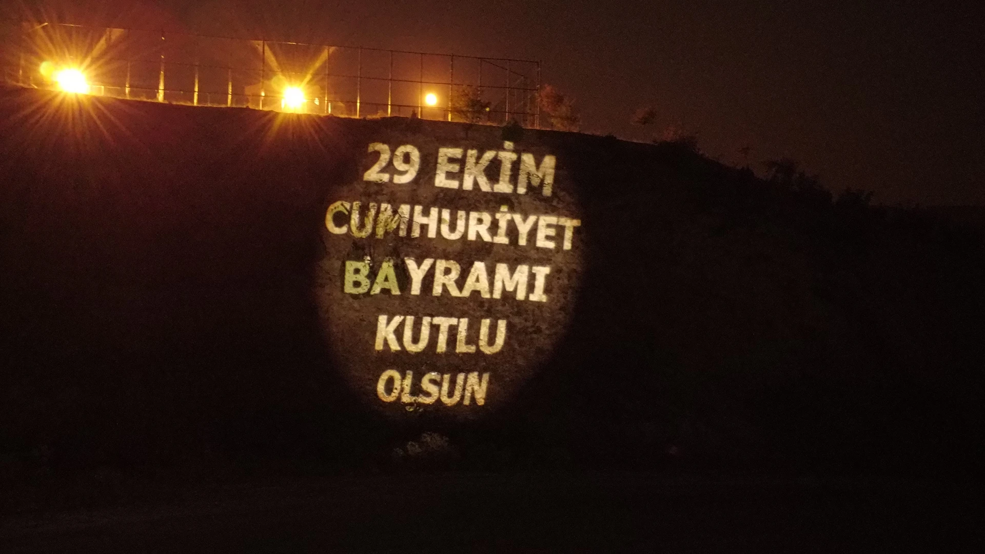 29 Ekim mesajını ışıkla duvara taşıyan uygulama 2 29 Ekim Cumhuriyet Bayramı Kutlu Olsun mesajının dış duvara ışıkla yansıtılması