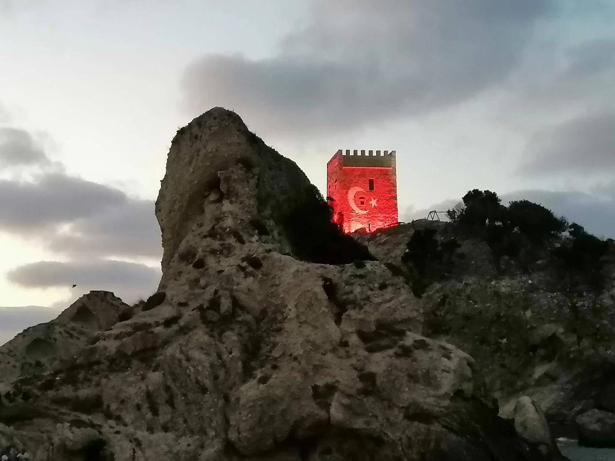 Taş kule yüzeyinde Türk bayrağı yansıtma uygulaması 2 Kulenin çevresiyle birlikte görünümü