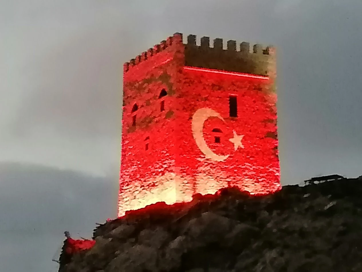 Taş kule yüzeyinde Türk bayrağı yansıtma uygulaması 3 Taş dokusu ve ay yıldızın yakın görünümü